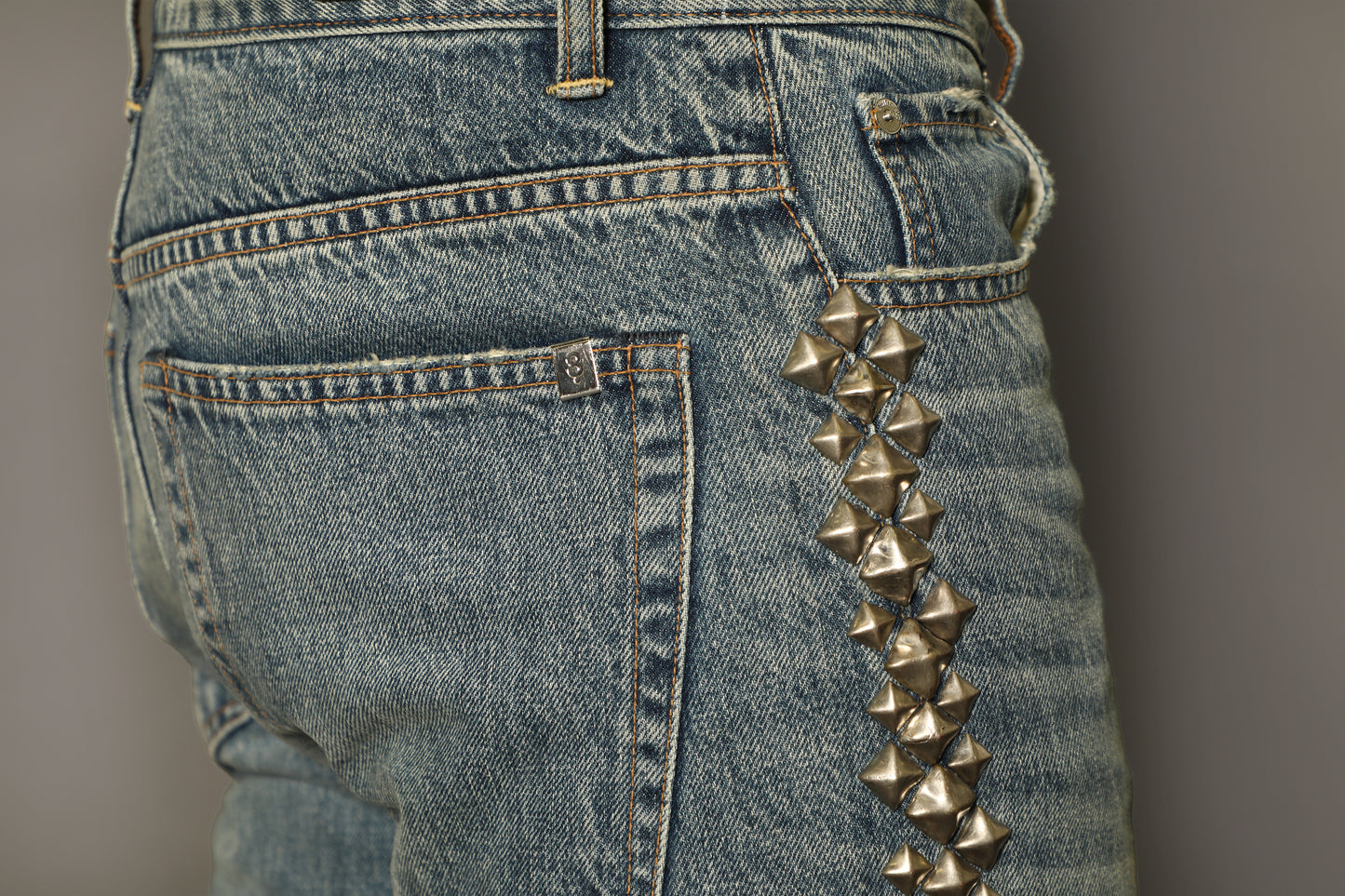 CLASSIC SLIM STUDDED